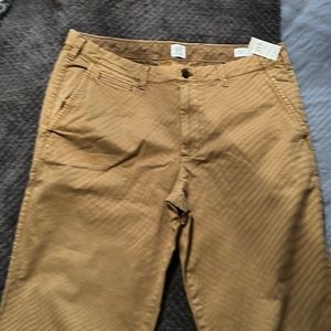 Men’s GAP relaxed khakis 36 x 30 NWT/lightweight/f front pockets/back pockets